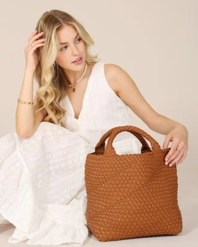 weaving bag medium - BROWN